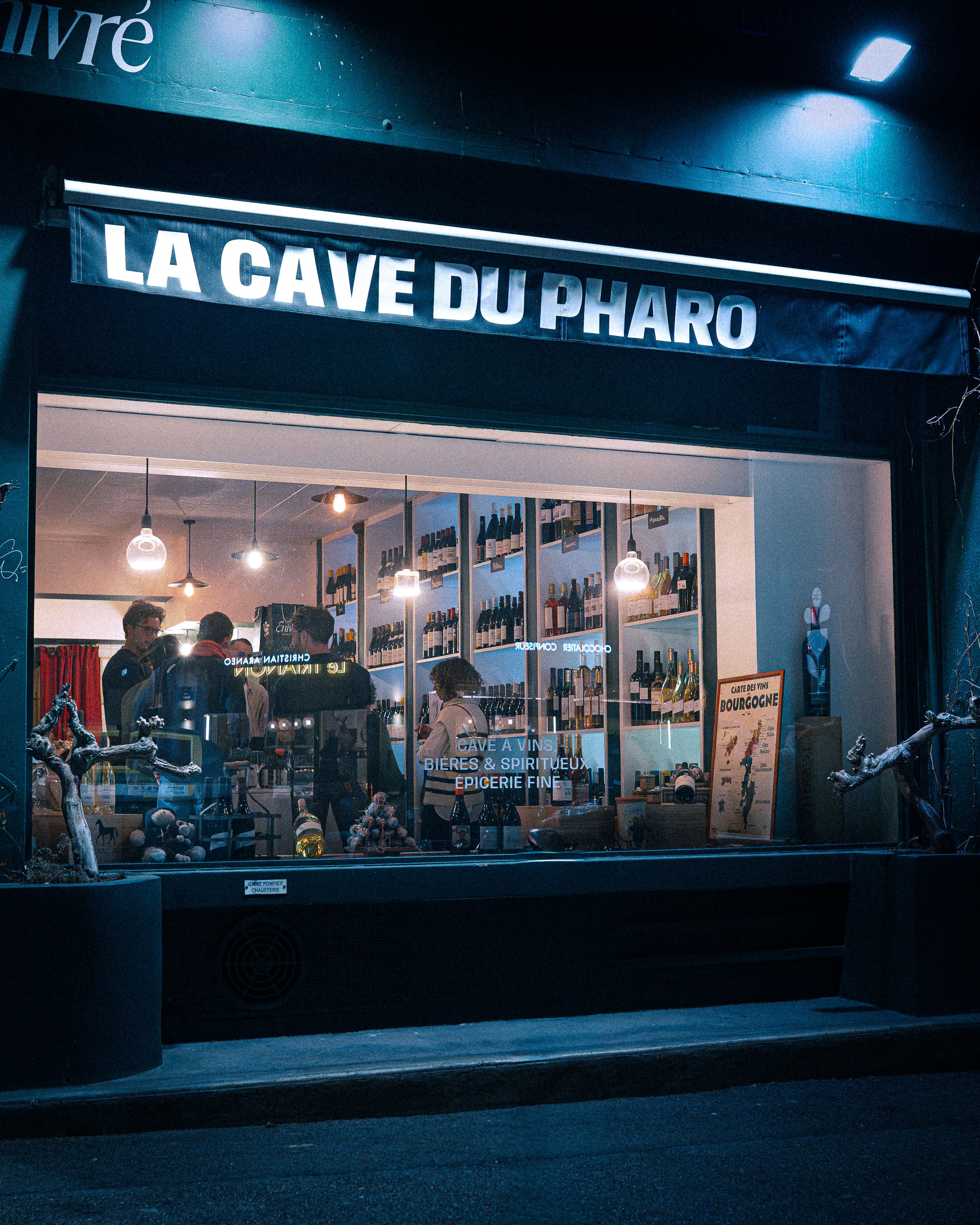 Cave avec vue sur le Pharo