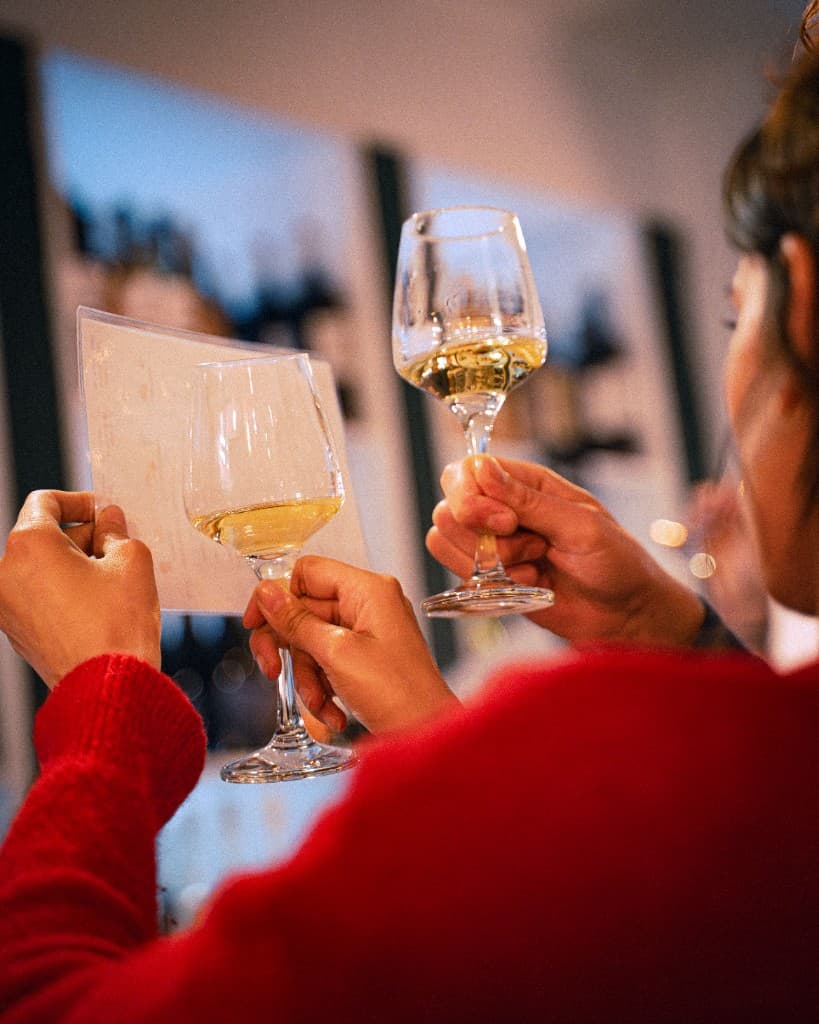 Atelier de dégustation : verres de vin, mains et ambiance conviviale