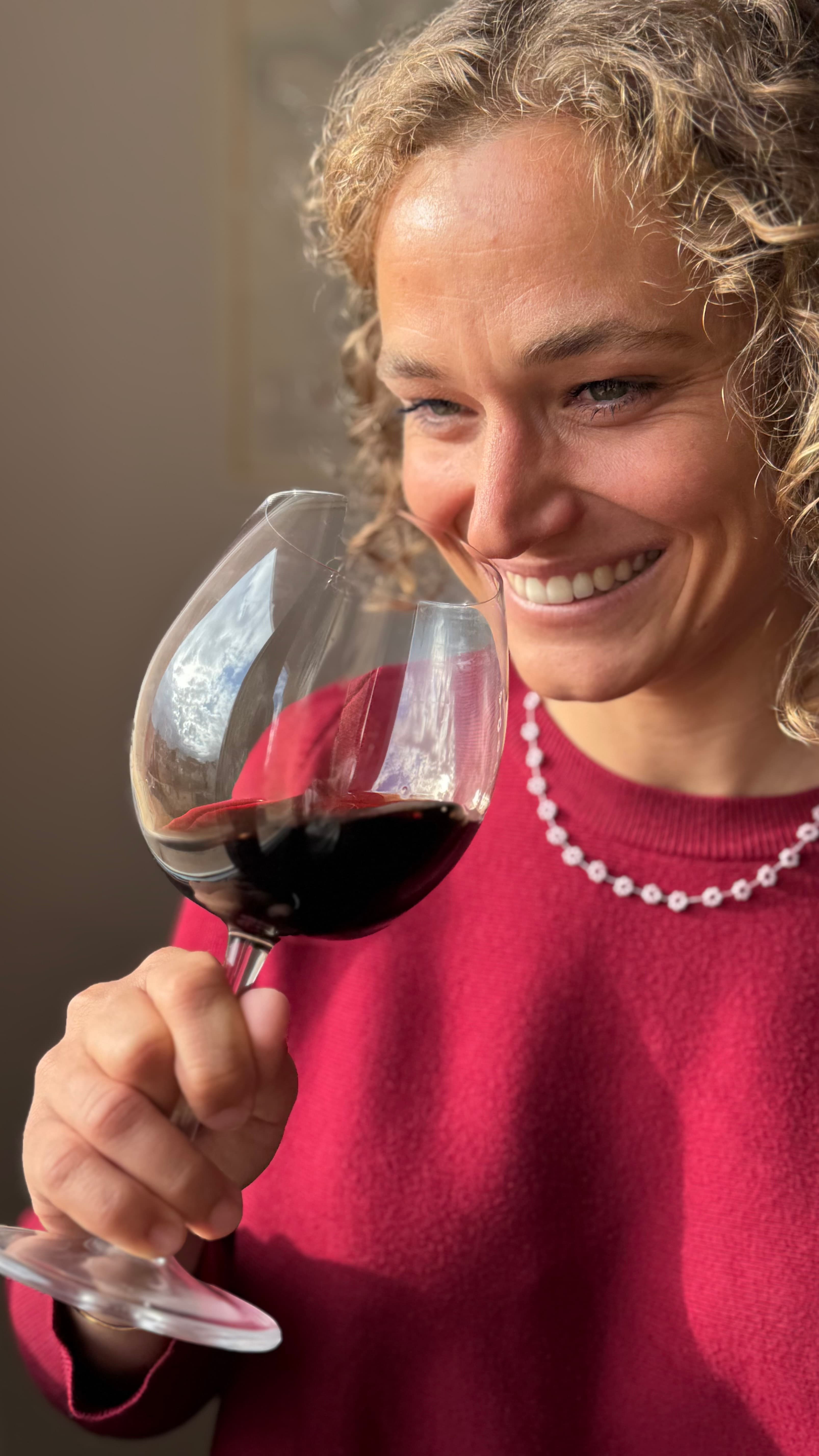 Léa déguste un vin rouge