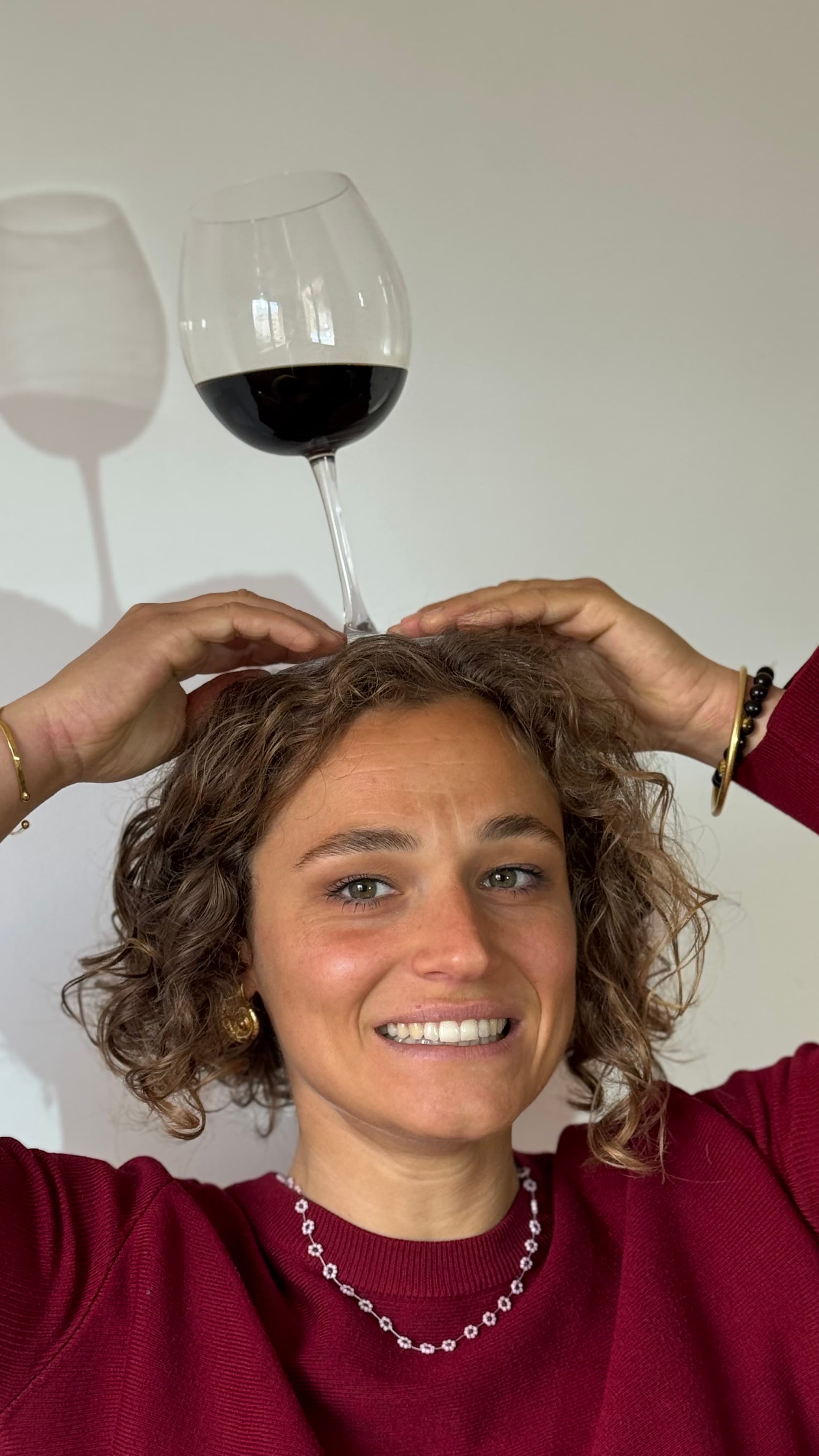 Léa joue avec un verre en équilibre