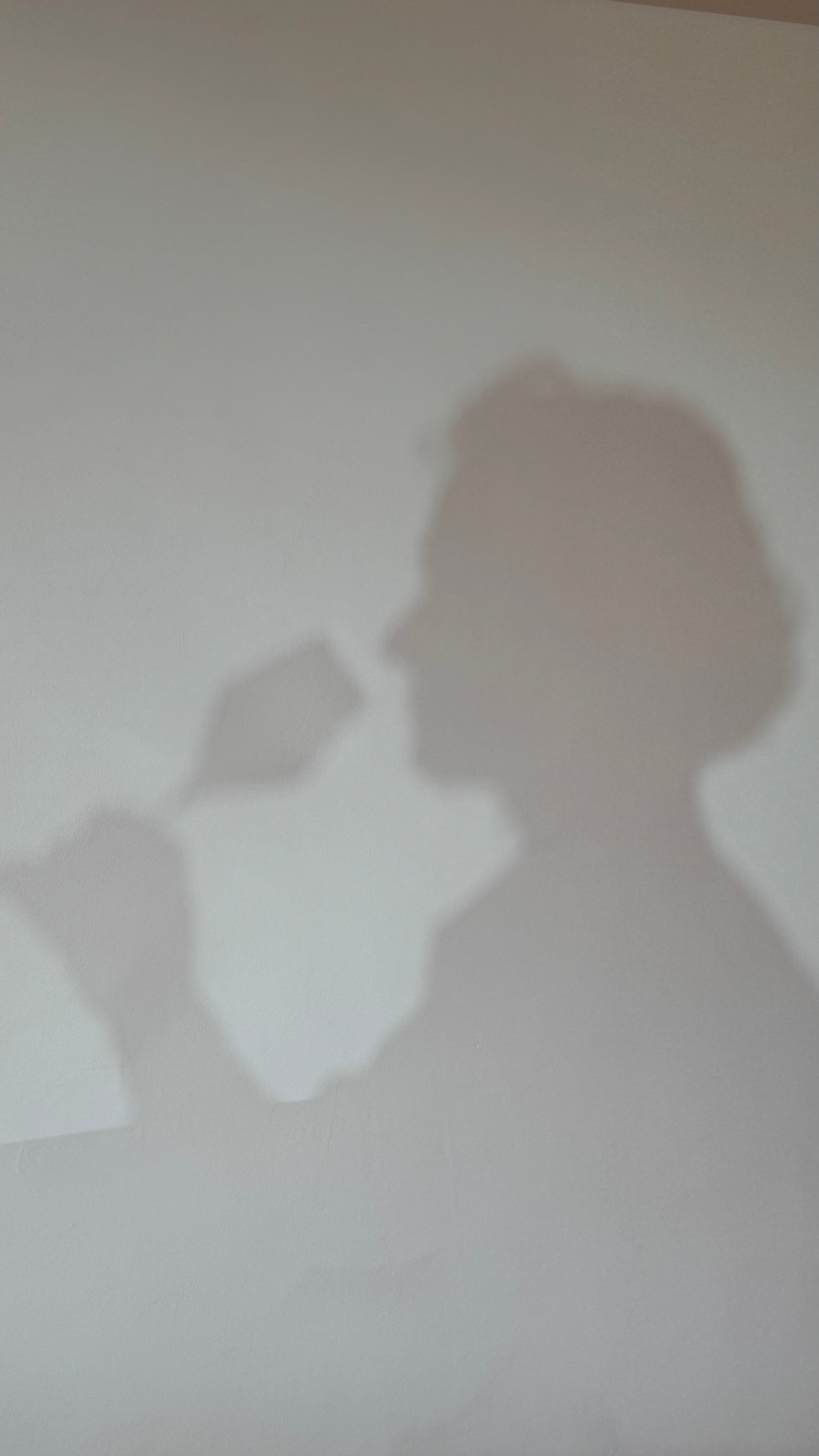 L'ombre de Léa et son verre
