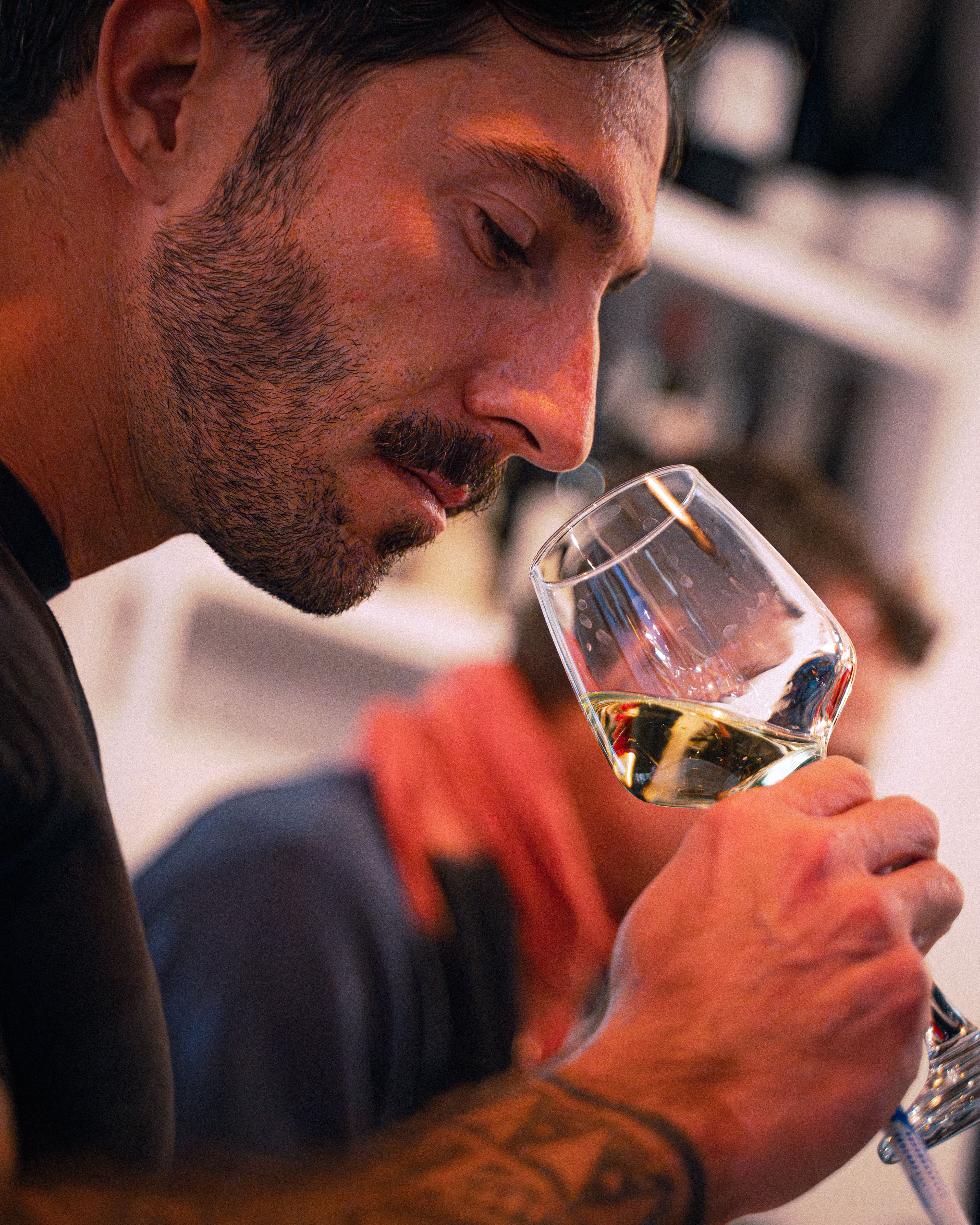Un participant nez dans le verre